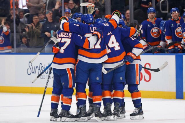 Matthew Schaefer, nº 48 do New York Islanders, comemorou com seus companheiros de equipe depois de marcar um gol durante o primeiro período, quando o New York Islanders jogou contra o Pittsburgh Penguins na terça-feira, 3 de fevereiro de 2026, na UBS Arena em Elmont, NY.