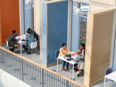 O grande êxodo da ciência da computação (e para onde os estudantes estão indo) Groups of college students sitting in booths, discussing