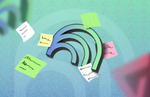 O hack do NotebookLM que transformou minhas anotações bagunçadas em um projeto real Uma mesa com laptop e outros itens de escritório, com o logotipo NotebookLM no centro.