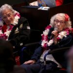 A ex-Rosie the Riveter, Jeanne Gibson, de Pinole, sorri enquanto amigos e familiares fazem um brinde em sua homenagem durante uma celebração de seu 100º aniversário realizada no navio SS Red Oak Victory atracado em Richmond, Califórnia, no sábado, 31 de janeiro de 2026. Jeanne Gibson e Marian Sousa, ambas ex-Rosie the Riveters, foram homenageadas hoje com uma celebração em homenagem ao seu 100º aniversário. Sousa não pôde comparecer à celebração. (José Carlos Fajardo/Bay Area News Group)