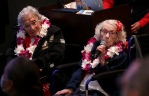 O histórico estaleiro da Bay Area celebra a comemoração quando dois dos lendários ‘Rosies’ da Segunda Guerra Mundial completam 100 anos A ex-Rosie the Riveter, Jeanne Gibson, de Pinole, sorri enquanto amigos e familiares fazem um brinde em sua homenagem durante uma celebração de seu 100º aniversário realizada no navio SS Red Oak Victory atracado em Richmond, Califórnia, no sábado, 31 de janeiro de 2026. Jeanne Gibson e Marian Sousa, ambas ex-Rosie the Riveters, foram homenageadas hoje com uma celebração em homenagem ao seu 100º aniversário. Sousa não pôde comparecer à celebração. (José Carlos Fajardo/Bay Area News Group)
