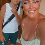 Freddie Davis, fotografado com sua mãe Roseanne Thompson, acidentalmente se matou enquanto tentava ficar chapado ao cheirar um spray corporal Ted Baker em seu quarto