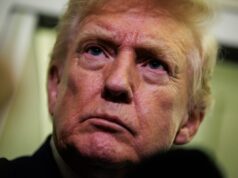 O índice de aprovação de Donald Trump muda o rumo dos eleitores hispânicos Donald Trump gaggles with reporters while aboard Air Force One on February 6, 2026 en route to Palm Beach, Florida.