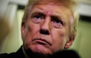 O índice de aprovação de Donald Trump muda o rumo dos eleitores hispânicos Donald Trump gaggles with reporters while aboard Air Force One on February 6, 2026 en route to Palm Beach, Florida.