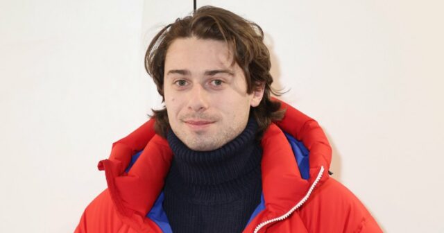 O jogador de hóquei da equipe dos EUA, Quinn Hughes, aparece bêbado durante entrevista ao vivo na TV