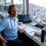 O locutor do Oakland Athletics, Glen Kuiper, posa ao lado do cenário de Ray Fosse na cabine de TV do Coliseu antes de um jogo de beisebol contra o San Francisco Giants em 6 de agosto de 2022, em Oakland, Califórnia.