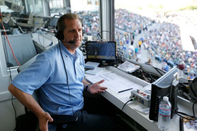 O locutor do Oakland Athletics, Glen Kuiper, posa ao lado do cenário de Ray Fosse na cabine de TV do Coliseu antes de um jogo de beisebol contra o San Francisco Giants em 6 de agosto de 2022, em Oakland, Califórnia.