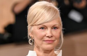 O look NYFW de Pamela Anderson incluía este grampo anti-jeans sonhador Vestidos De Mãe Rica à Venda