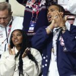 A lenda olímpica Simone Biles é vista nos Jogos de Inverno na Itália com o marido Jonathan Owens em linha