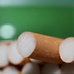 O marido dela ganha US$ 156 mil, mas eles têm dificuldade com os mantimentos devido aos vícios mensais de US$ 700. Ela o chama de viciado, Dave Ramsey discorda