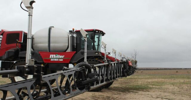 O melão acabou: 'É sempre bom ajudar na colheita da comunidade local'
