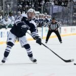 O atacante do Penn State Nittany Lions, Gavin McKenna (72), tenta arremessar o disco durante o primeiro período contra o Michigan State Spartans no Beaver Stadium.