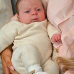 Hugo nasceu pesando 6 lb 130z (3,1 kg) em dezembro no Queen Charlotte's e no Chelsea Hospital