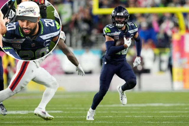 Julian Love retorna uma interceptação contra TreVeyon Henderson durante o Super Bowl 60.