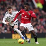 Casemiro comemora com seus companheiros durante a partida de futebol da Premier League entre Manchester United e Fulham, em Old Trafford, em Manchester, Inglaterra, em 2026.