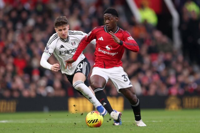 O momento de Kobbie Mainoo aos 14 minutos contra o Casemiro comemora com seus companheiros durante a partida de futebol da Premier League entre Manchester United e Fulham, em Old Trafford, em Manchester, Inglaterra, em 2026.