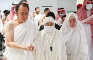 O momento em que Megawati e sua família realizam umrah para dar as boas-vindas ao Ramadã O momento em que Megawati e sua família realizam umrah para dar as boas-vindas ao Ramadã