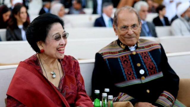 O momento em que Megawati participa do Fórum da Assembleia da Fraternidade Humana em Abu Dhabi
