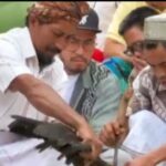 O momento em que Pandji Pragiwaksono pede desculpas diante de 32 representantes tradicionais de Toraja, multou 1 porco e 5 galinhas