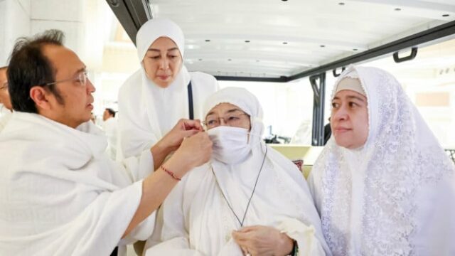 O momento em que Prananda ajudou Tahalul Megawati e Puan durante a Umrah juntos
