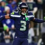 O safety do Seattle Seahawks, Nick Emmanwori (3), reage após uma recuperação de fumble contra o San Francisco 49ers durante o segundo tempo em um jogo da Rodada Divisional da NFC no Lumen Field.