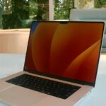 Novo configurador do Mac pode apontar para opções separadas de CPU e GPU | MacBook Pro mostrado em um apartamento contemporâneo