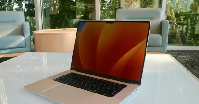 O novo configurador do Mac pode apontar para opções separadas Novo configurador do Mac pode apontar para opções separadas de CPU e GPU | MacBook Pro mostrado em um apartamento contemporâneo