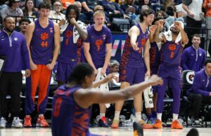 O número 20 Clemson derrota a Califórnia por 77-55, empata com Duke pelo primeiro lugar no ACC O número 20 Clemson derrota a Califórnia por 77-55, empata com Duke pelo primeiro lugar no ACC