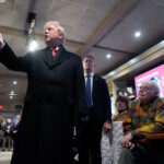 ARQUIVO - Um homem passa pelo edifício do Capitólio do Estado de Iowa, 26 de março de 2020, em Des Moines, Iowa. (Foto AP/Charlie Neibergall, arquivo)