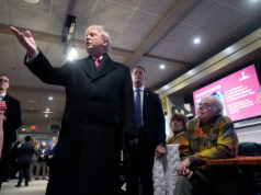 O pânico dos republicanos no meio do mandato atinge este estado vermelho ARQUIVO - Um homem passa pelo edifício do Capitólio do Estado de Iowa, 26 de março de 2020, em Des Moines, Iowa. (Foto AP/Charlie Neibergall, arquivo)