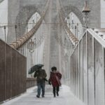 Trabalhadores limpam a neve de uma rua