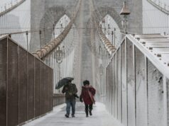 O prefeito de Nova York, Zohran Mamdani, ordena fechamento de toda a cidade devido à tempestade de neve Trabalhadores limpam a neve de uma rua