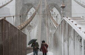 O prefeito de Nova York, Zohran Mamdani, ordena fechamento de toda a cidade devido à tempestade de neve Trabalhadores limpam a neve de uma rua