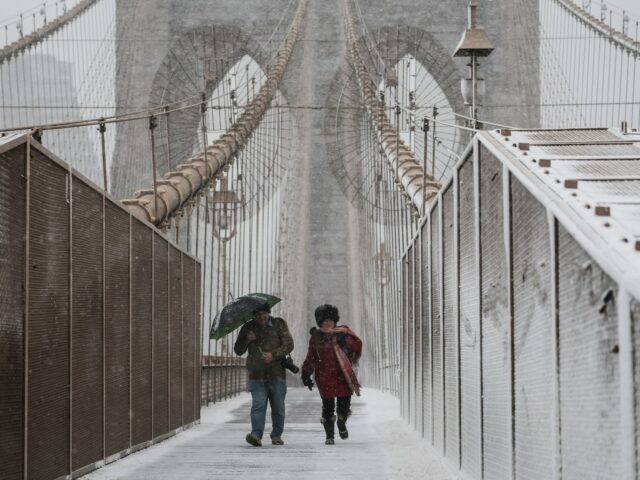 O prefeito de Nova York, Zohran Mamdani, ordena fechamento de Trabalhadores limpam a neve de uma rua