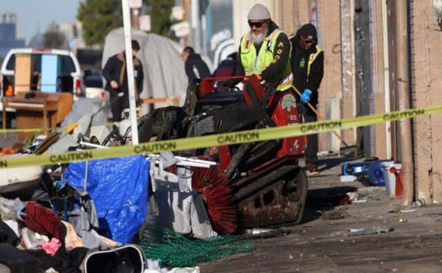 O prefeito de Oakland busca reduzir as varreduras em acampamentos de sem-teto enquanto outros pressionam a repressão
