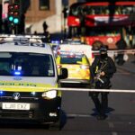 Mark Luker, da Polícia de Transporte Britânica, correu para o local depois que três terroristas dirigiram deliberadamente uma van contra pedestres que passavam pela Ponte de Londres em 2017. Foto da cena