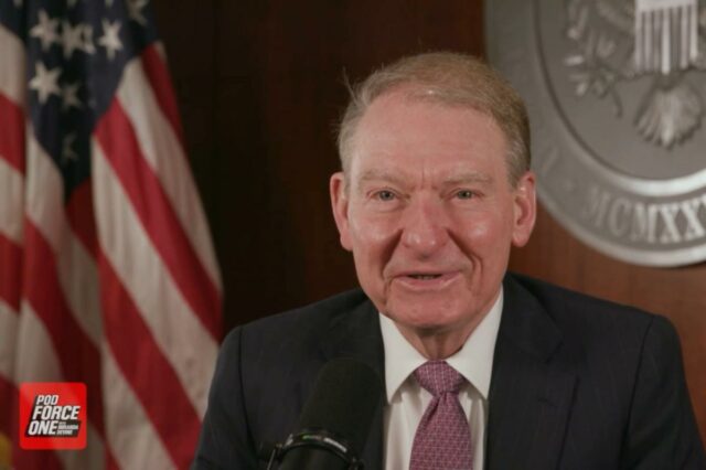 Presidente da SEC, Atkins, falando no Pod Force One.