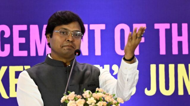 O presidente do Hockey India, Dilip Tirkey, encontra-se com o ministro dos esportes em meio a problemas contínuos
