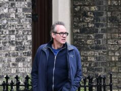 O principal advogado especializado em crimes corporativos e financeiros chega à casa de Mandelson – enquanto sob pressão, Starmer leva seu filho para assistir ao Arsenal O advogado Adrian Darbishire é visto saindo hoje da residência de Lord Peter Mandelson em Londres