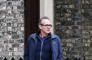 O principal advogado especializado em crimes corporativos e financeiros chega à casa de Mandelson – enquanto sob pressão, Starmer leva seu filho para assistir ao Arsenal O advogado Adrian Darbishire é visto saindo hoje da residência de Lord Peter Mandelson em Londres