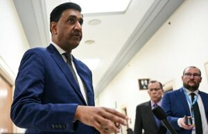 O principal legislador dos EUA ataca Starmer e Andrew por causa de Epstein… exige respostas do REI: ‘Isso pode derrubar o governo’ O representante dos EUA Ro Khanna, democrata da Califórnia, fala aos repórteres antes de entrar em um depoimento virtual a portas fechadas do Comitê de Supervisão da Câmara com Ghislaine Maxwell no Capitólio em Washington, DC, em 9 de fevereiro