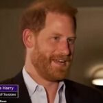 O príncipe Harry riu das 'coisas do noticiário' depois que um entrevistador de TV revelou que não queria falar sobre seu tio Andrew Mountbatten-Windsor