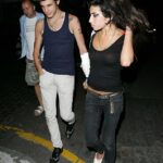 O problemático ex-marido de Amy Winehouse, Blake Fielder-Civil, pode nem saber que a mãe de seus dois filhos morreu recentemente (foto juntos em 2007)