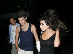 O problemático ex-amante de Amy Winehouse, Blake Fielder-Civil, está morando em um quarto cheio de pichações e está tão isolado de sua família que ‘talvez nem saiba que a mãe de seus dois filhos está morta’ O problemático ex-marido de Amy Winehouse, Blake Fielder-Civil, pode nem saber que a mãe de seus dois filhos morreu recentemente (foto juntos em 2007)