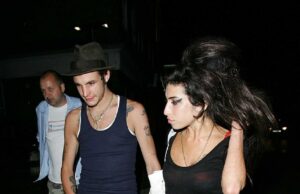 O problemático ex-amante de Amy Winehouse, Blake Fielder-Civil, está morando em um quarto cheio de pichações e está tão isolado de sua família que ‘talvez nem saiba que a mãe de seus dois filhos está morta’ O problemático ex-marido de Amy Winehouse, Blake Fielder-Civil, pode nem saber que a mãe de seus dois filhos morreu recentemente (foto juntos em 2007)