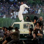 10 de outubro de 2020 - Orlando, Flórida, Estados Unidos - Pessoas seguram cartazes depois que o vice-presidente dos EUA, Mike Pence, se dirigiu a apoiadores em um comício da campanha Latinos para Trump na Central Christian University, em 10 de outubro de 2020, em Orlando, Flórida. A 24 dias das eleições presidenciais de 2020, tanto Donald Trump como o democrata Joe Biden estão a cortejar o voto latino, já que os latinos são a maior minoria racial ou étnica no eleitorado, com 32 milhões de eleitores elegíveis. (Foto de Paul Hennessy/NurPhoto via AP)