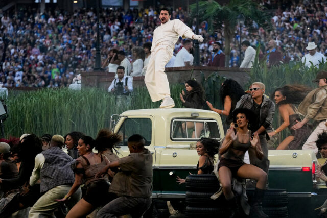 10 de outubro de 2020 - Orlando, Flórida, Estados Unidos - Pessoas seguram cartazes depois que o vice-presidente dos EUA, Mike Pence, se dirigiu a apoiadores em um comício da campanha Latinos para Trump na Central Christian University, em 10 de outubro de 2020, em Orlando, Flórida. A 24 dias das eleições presidenciais de 2020, tanto Donald Trump como o democrata Joe Biden estão a cortejar o voto latino, já que os latinos são a maior minoria racial ou étnica no eleitorado, com 32 milhões de eleitores elegíveis. (Foto de Paul Hennessy/NurPhoto via AP)