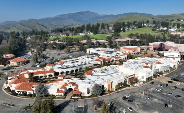 O proprietário do Blackhawk Plaza em Danville está envolvido em uma teia de empréstimos fracassados
