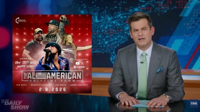 O público do 'Daily Show' uiva enquanto Michael Kosta assa o show do intervalo do ponto de virada: 'Um verdadeiro quem é quem de… Quem?' | Vídeo
