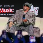 A superestrela do Super Bowl Halftime Show, Bad Bunny, sobe ao palco durante um pré-jogo do Super Bowl LX e uma conferência de imprensa do Apple Music Halftime Show no Moscone Center em San Francisco, Califórnia, na quinta-feira, 5 de fevereiro de 2026. (Ray Chavez/Bay Area News Group)